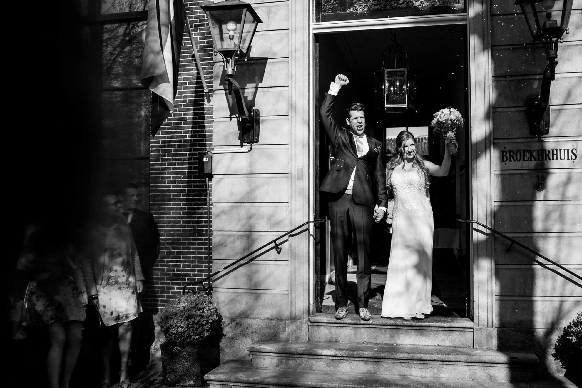 Bruiloft bij Het Broeker Huis – bruidspaar op trappen onder confetti
