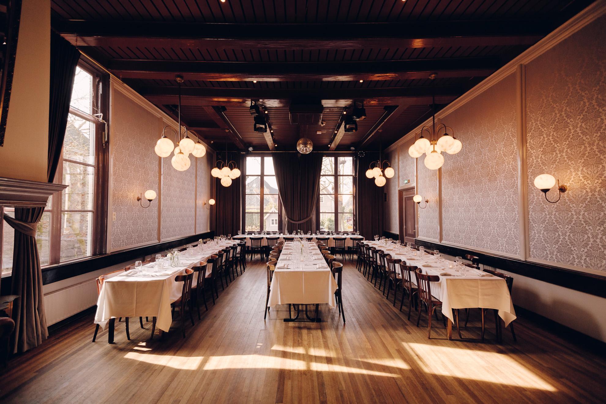 Trouwopstelling met drie lange gedekte in de Grote Zaal van Het Broeker Huis
