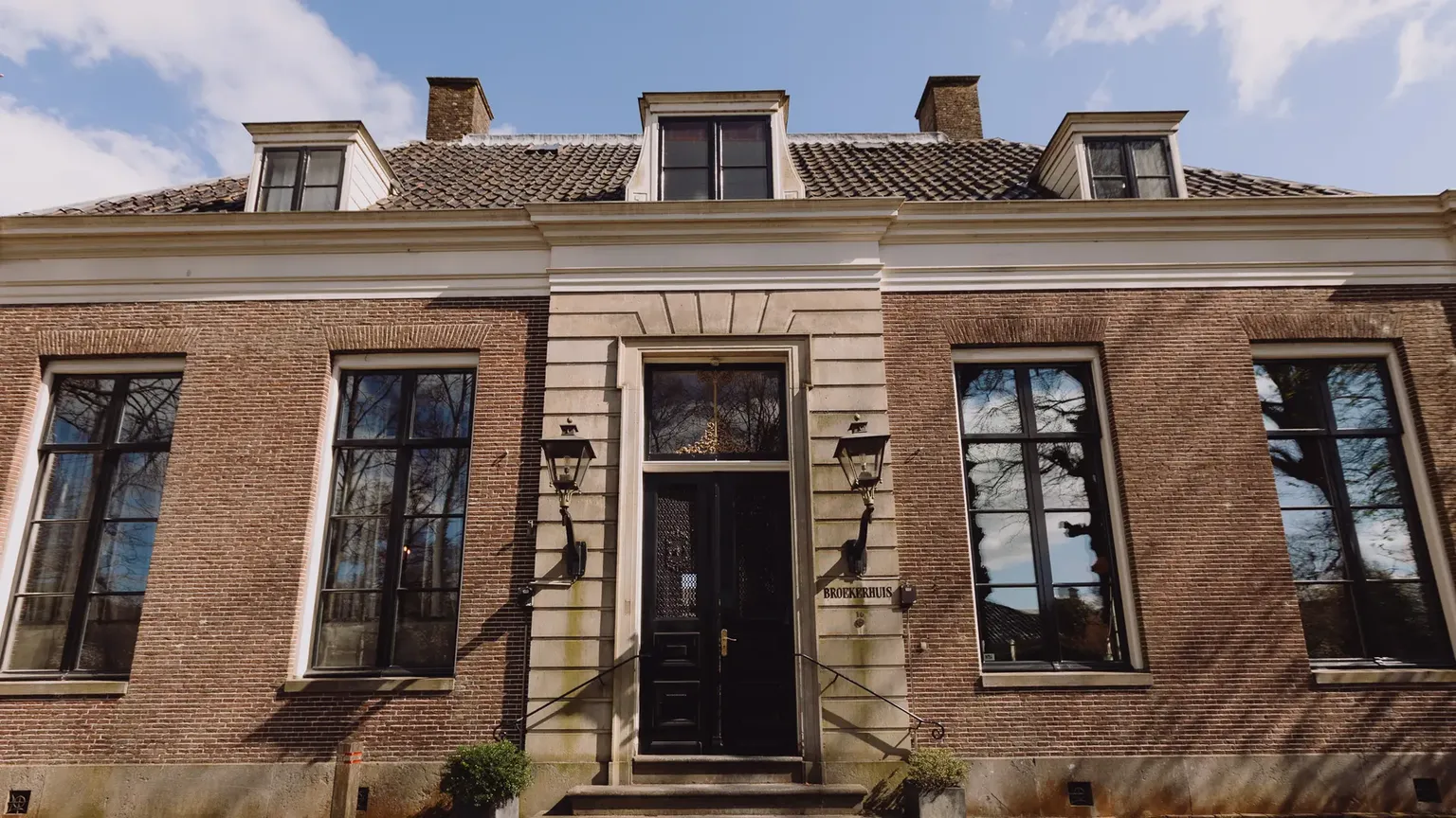 Vooraanzicht monumentaal pand Het Broeker Huis Broek in Waterland