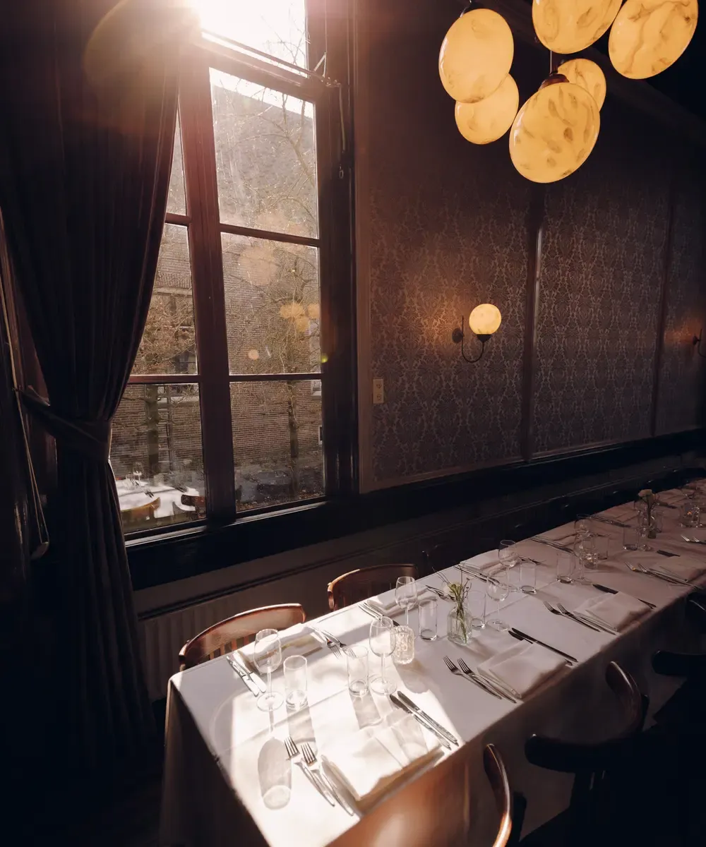 Grote zaal met lichtinval trouwlocatie Het Broeker Huis