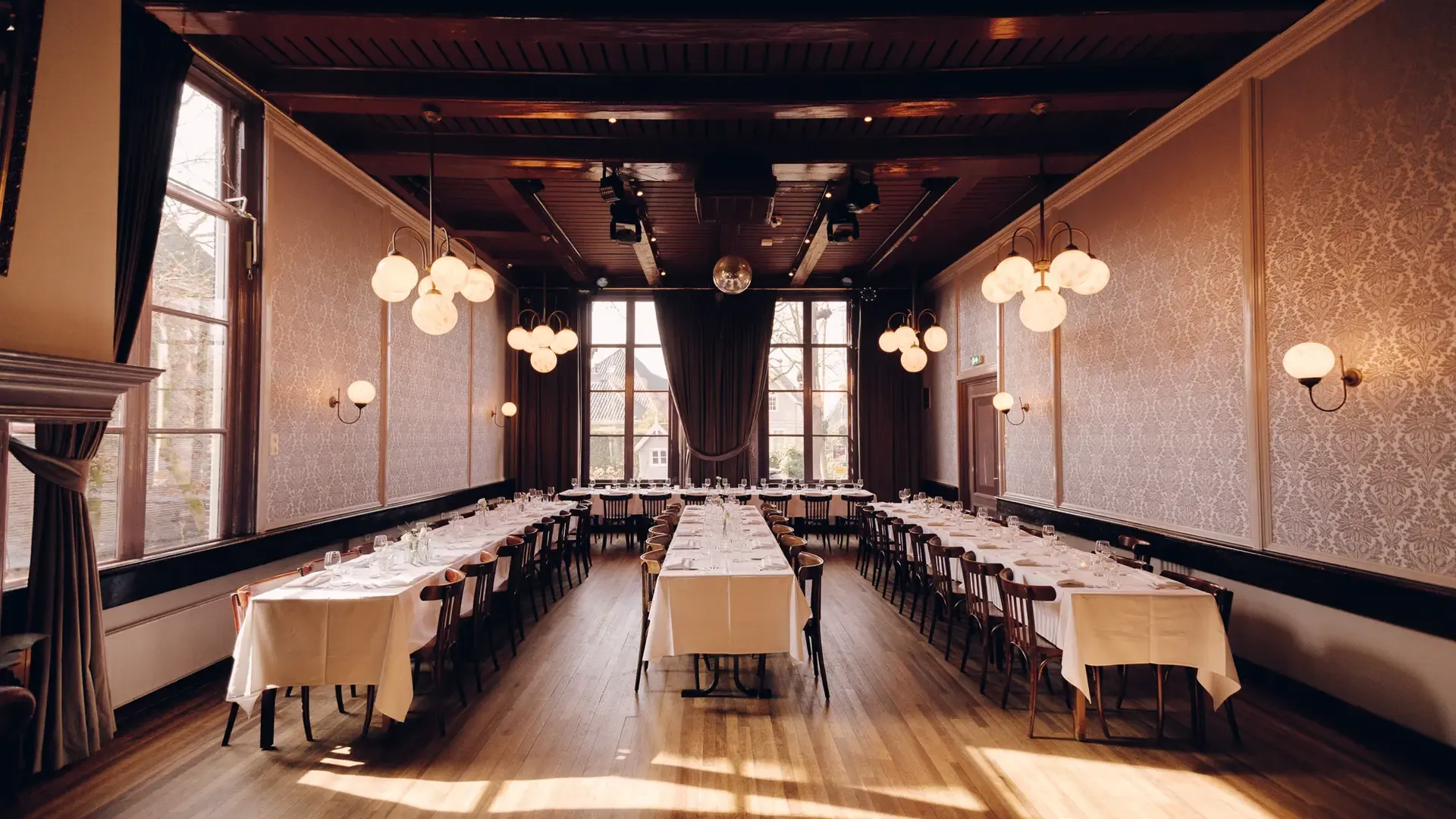 Grote zaal trouwopstelling Het Broeker Huis