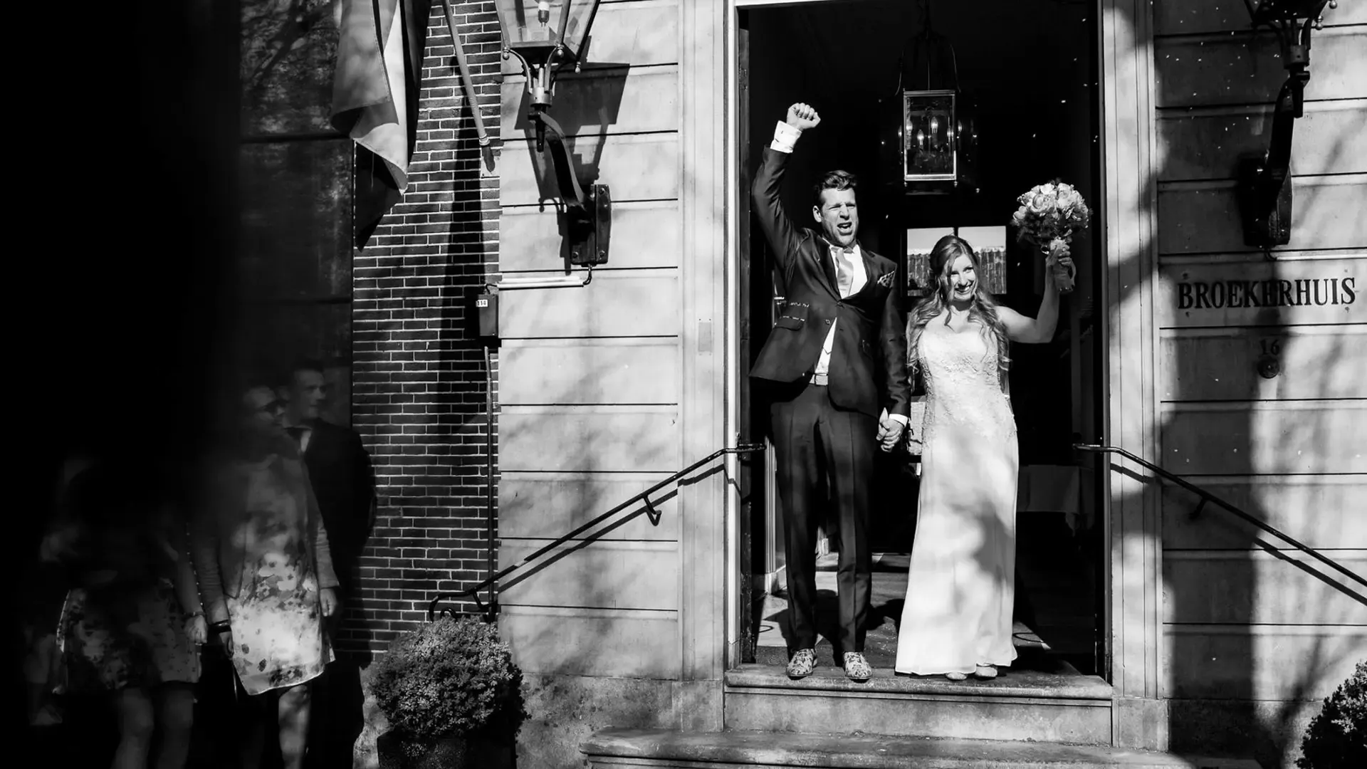 Bruidspaar met confetti op trap Het Broeker Huis