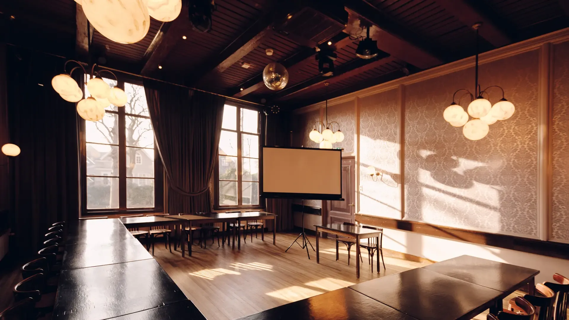 U vergaderopstelling voor 30 personen in de Grote Zaal van Het Broeker Huis