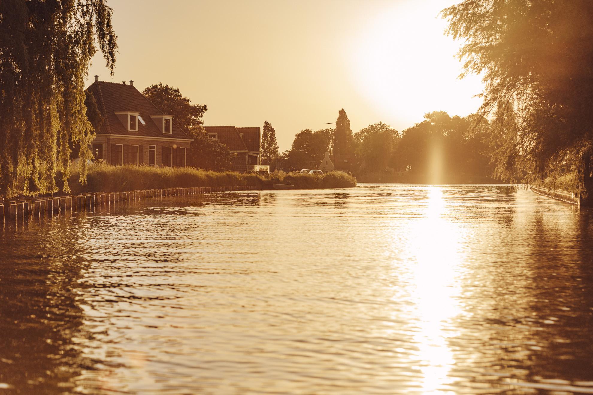 Geniet tijdens je lunch van een ambachtelijke huisgerookte zalm op huisgebakken desembrood met gegrilde citroen van het houtvuur.