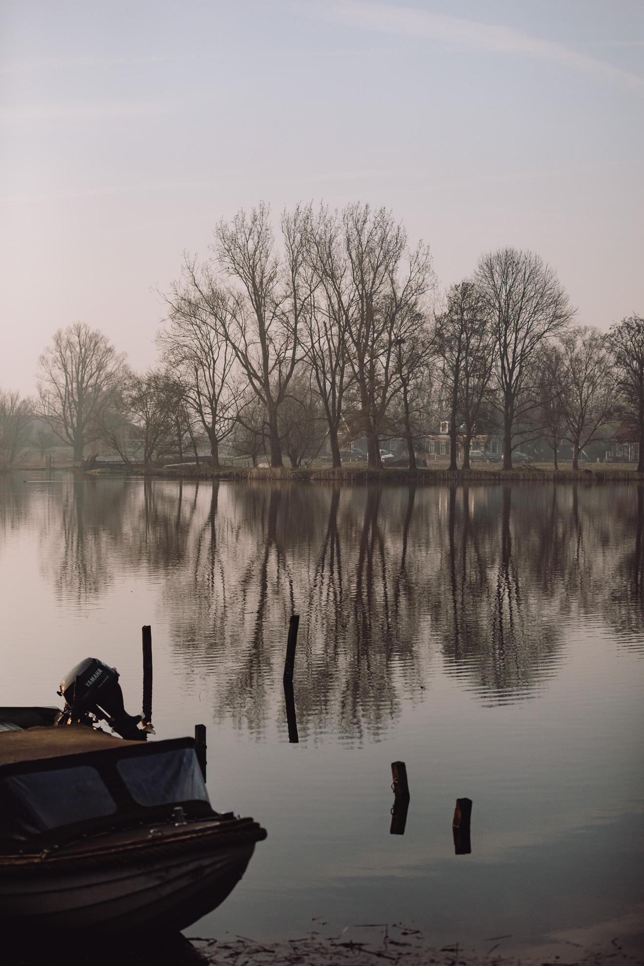 Uitzicht op houten huizen, water en stilte in Broek in Waterland – even helemaal niks