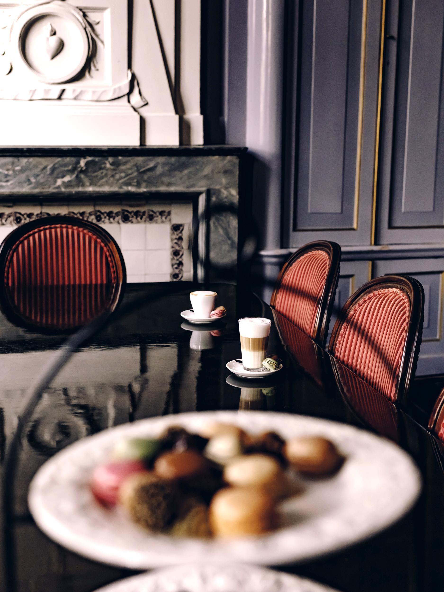 Buiten vergaderen en napraten met borrel op het water