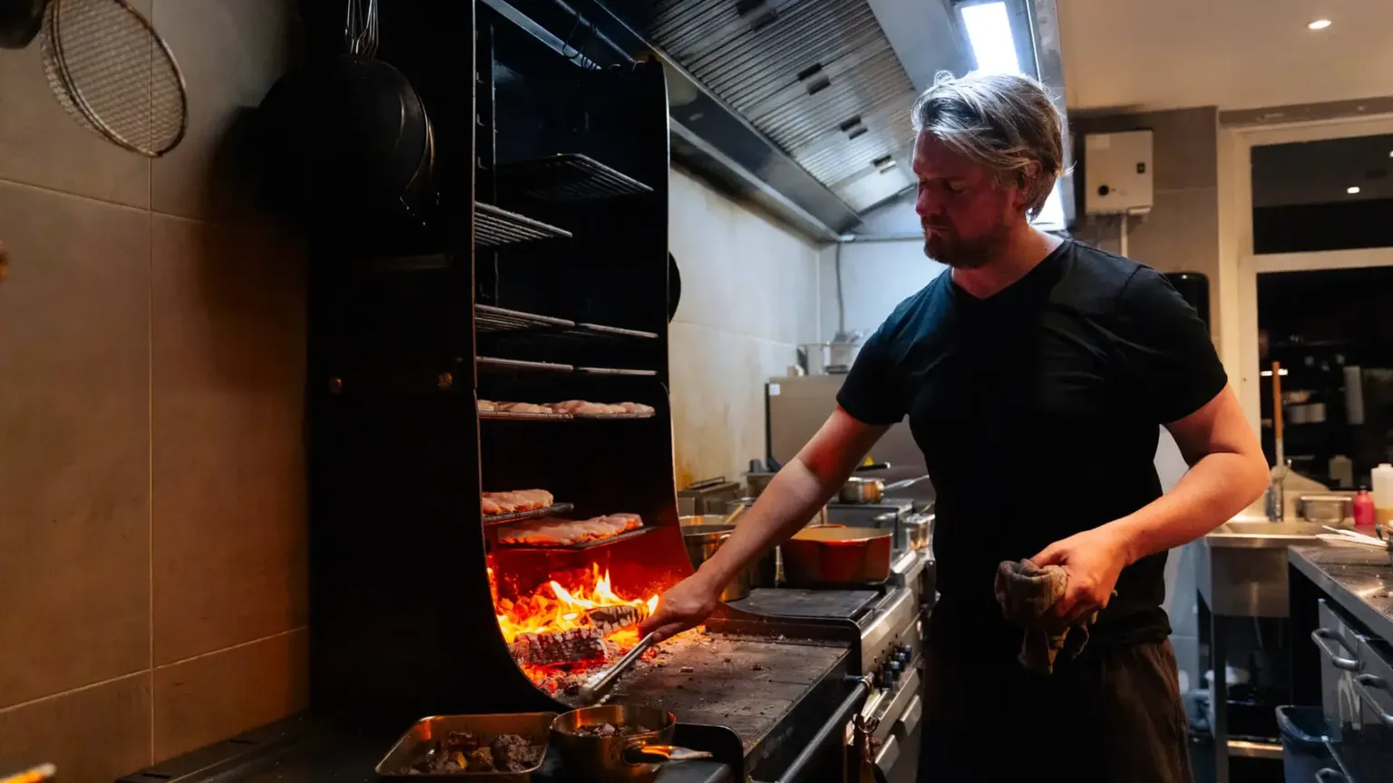 Chef Thijs Steur koken op houtvuur Het Broeker Huis