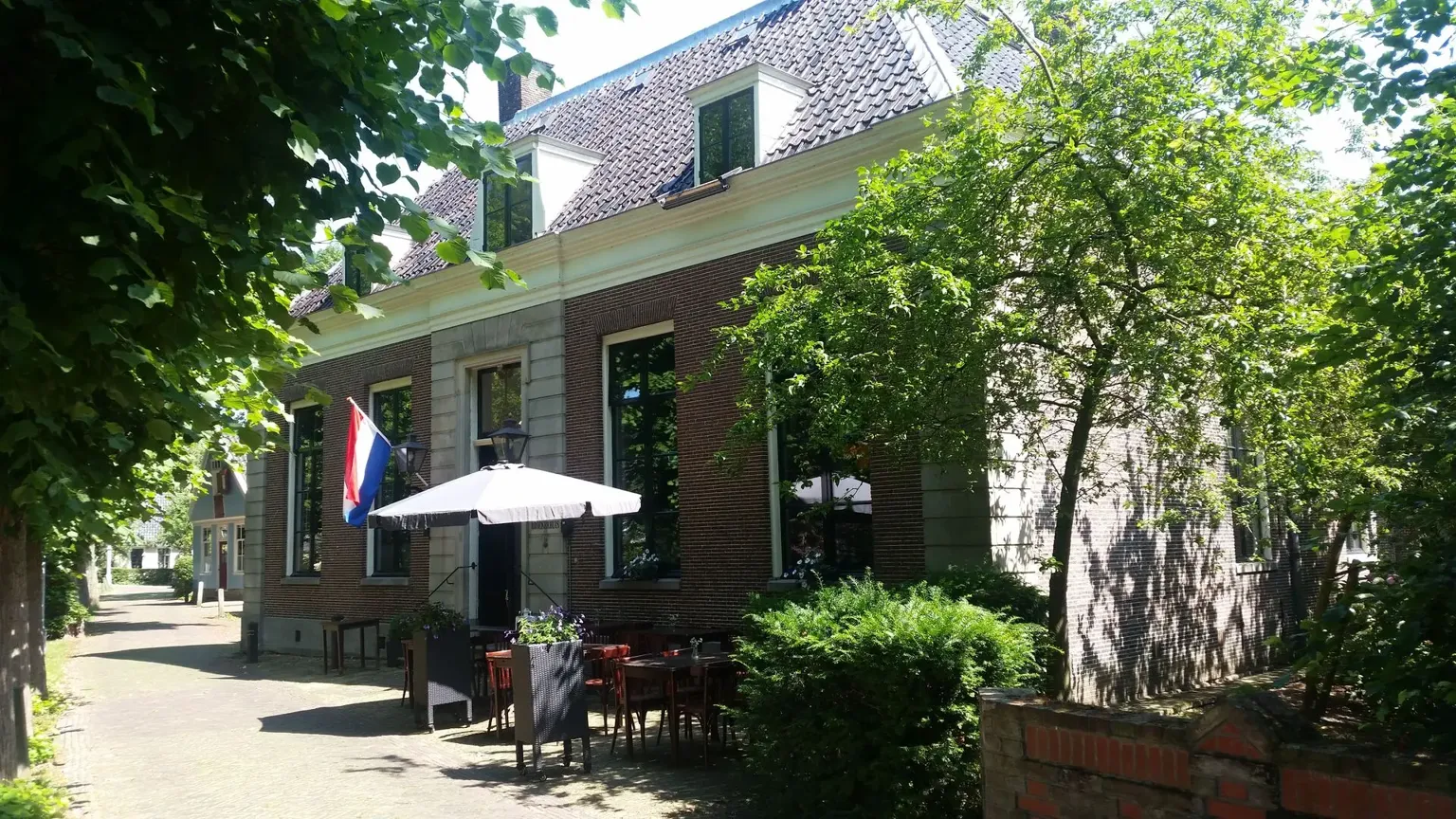 Het Broeker Huis exterieur met terras in de zomer