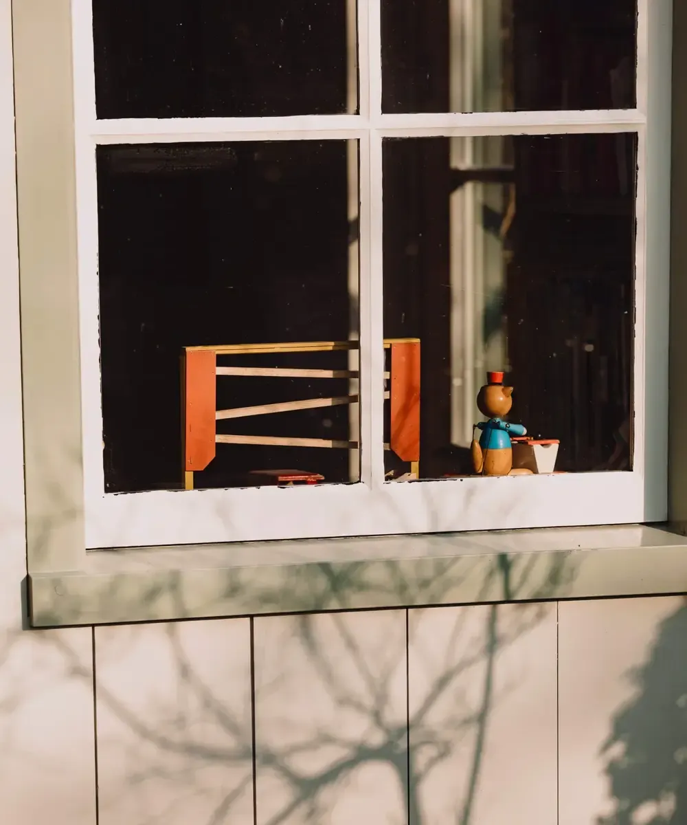 Vintage speelgoed in raam van houten huis Broek in Waterland