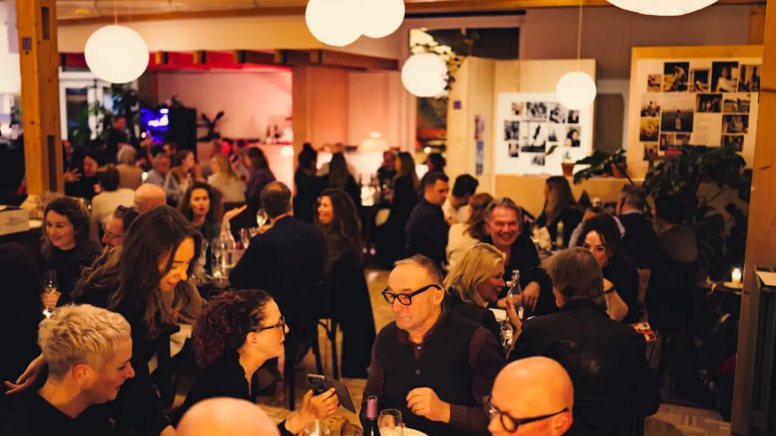 Vol restaurant met gasten avond Het Broeker Huis