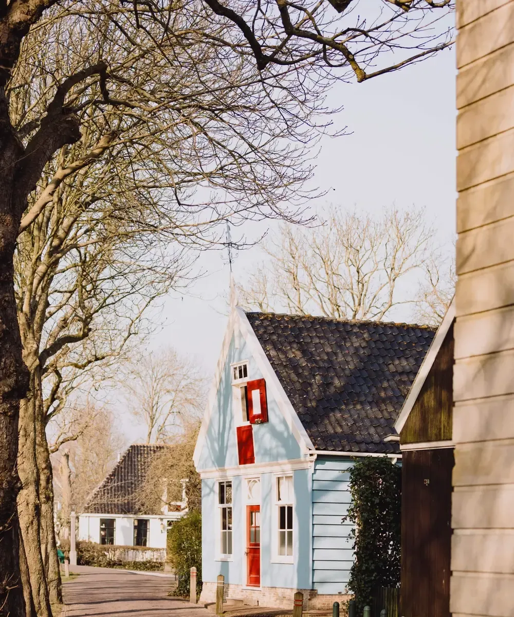 Blauw houten huis Leeteinde Broek in Waterland