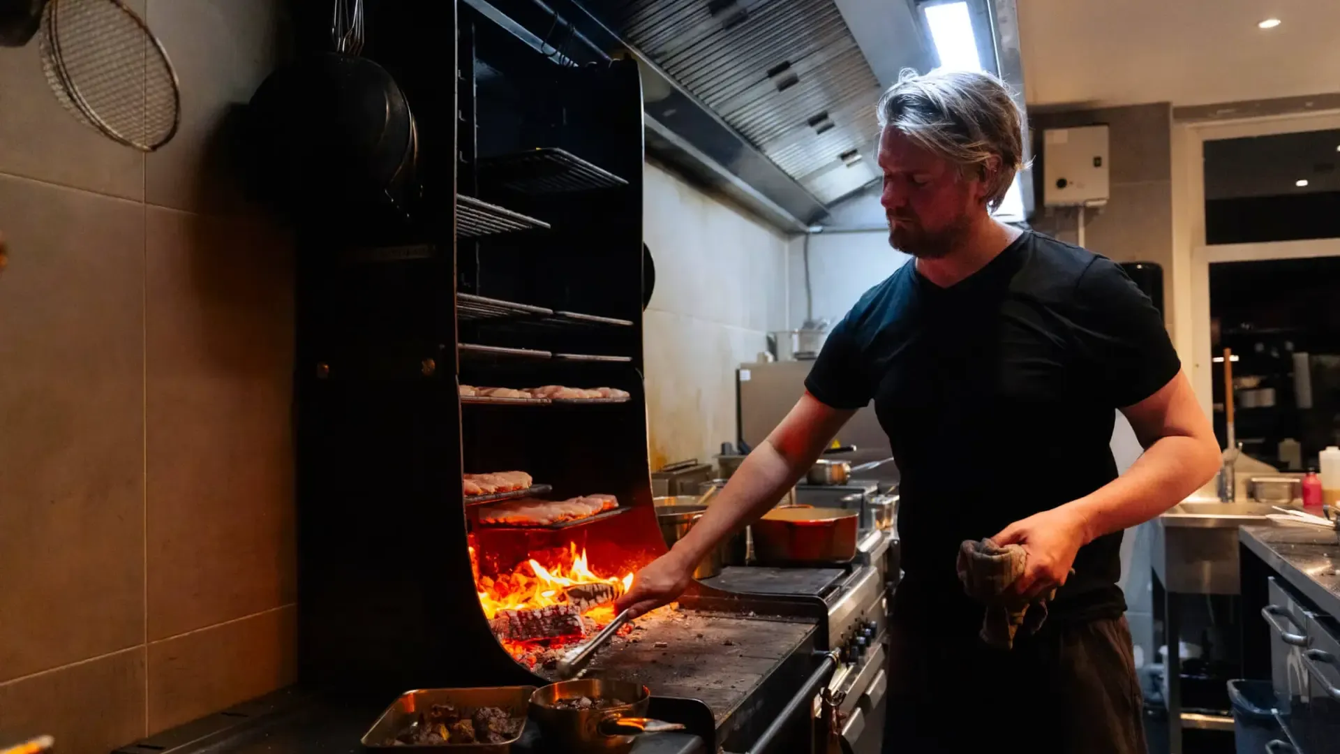 Chef Thijs Steur (voormalig Vuurtoreneiland) voor de houtoven bij Het Broeker Huis – trouw- en feestlocatie
