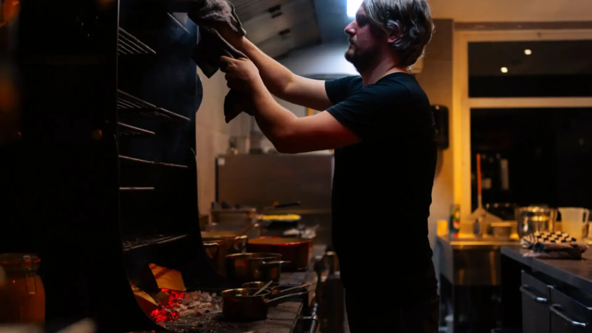 Chef Thijs Steur bij vuurplaats Het Broeker Huis