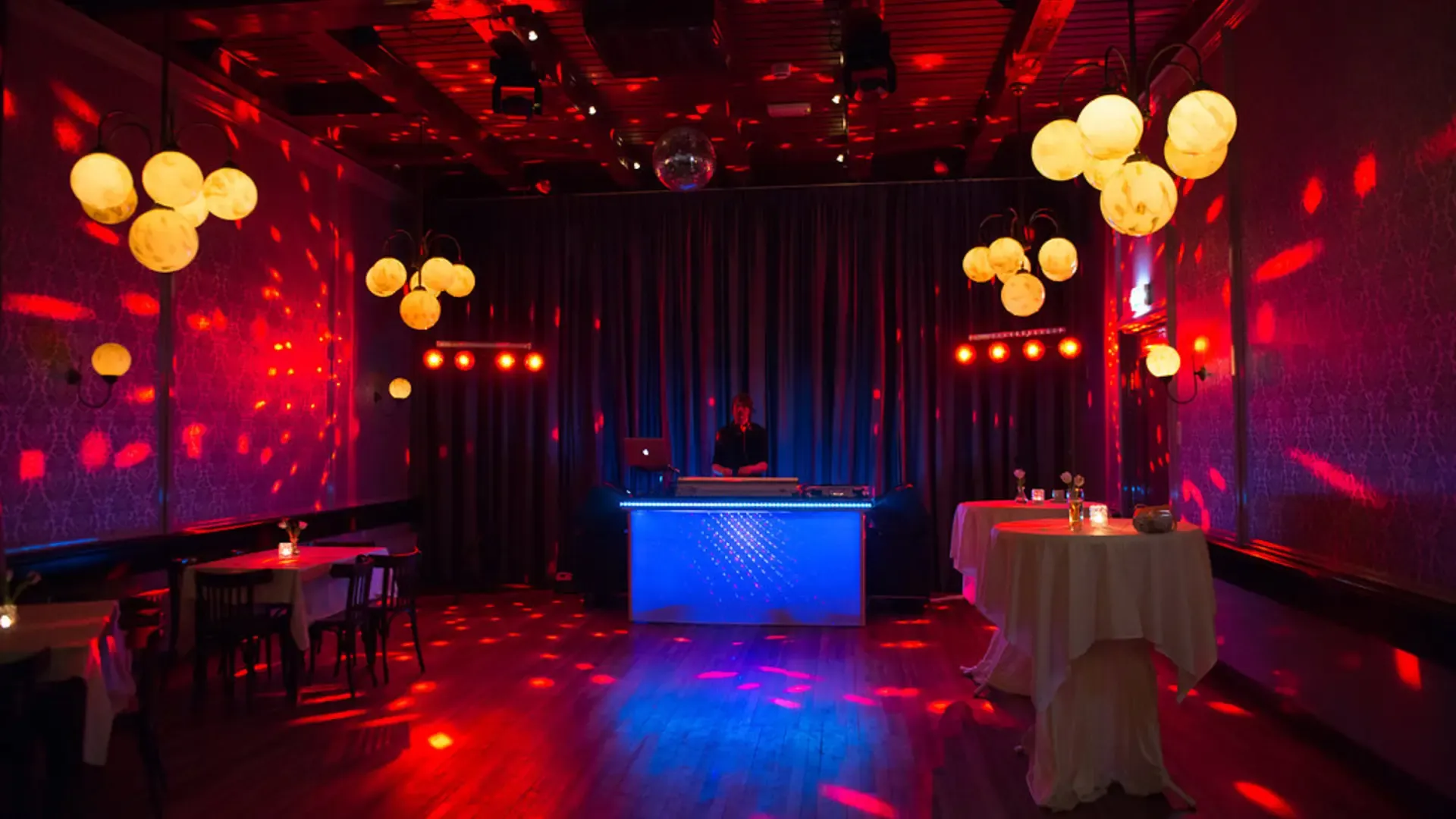 DJ en lichtshow tijdens feest in de Grote Zaal van Het Broekerhuis