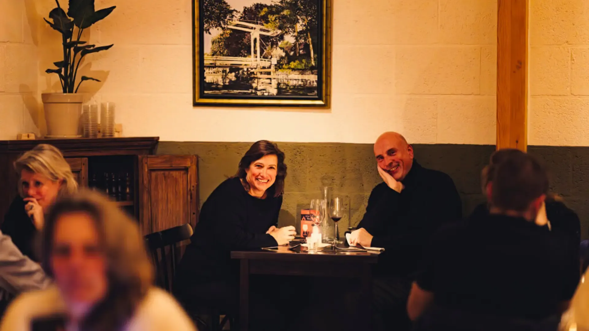 Gasten glimlachen in restaurant Het Broeker Huis
