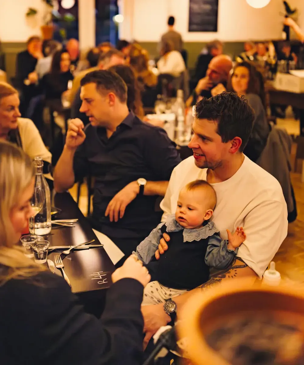 Kindvriendelijk restaurant vader met baby Het Broeker Huis