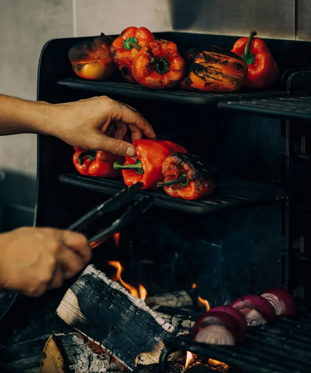 Paprika's roosteren op houtvuur keuken Het Broeker Huis