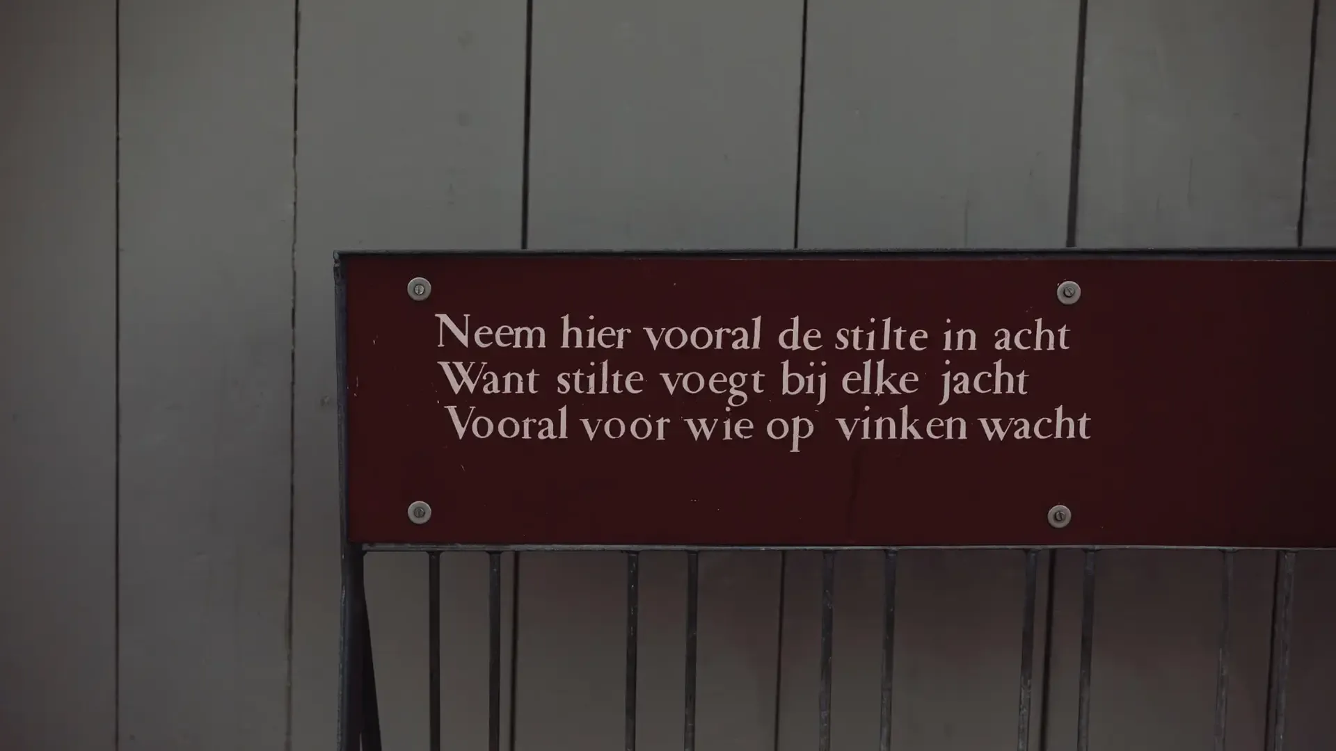 Gedicht over stilte op bordje aan houten huis Broek in Waterland